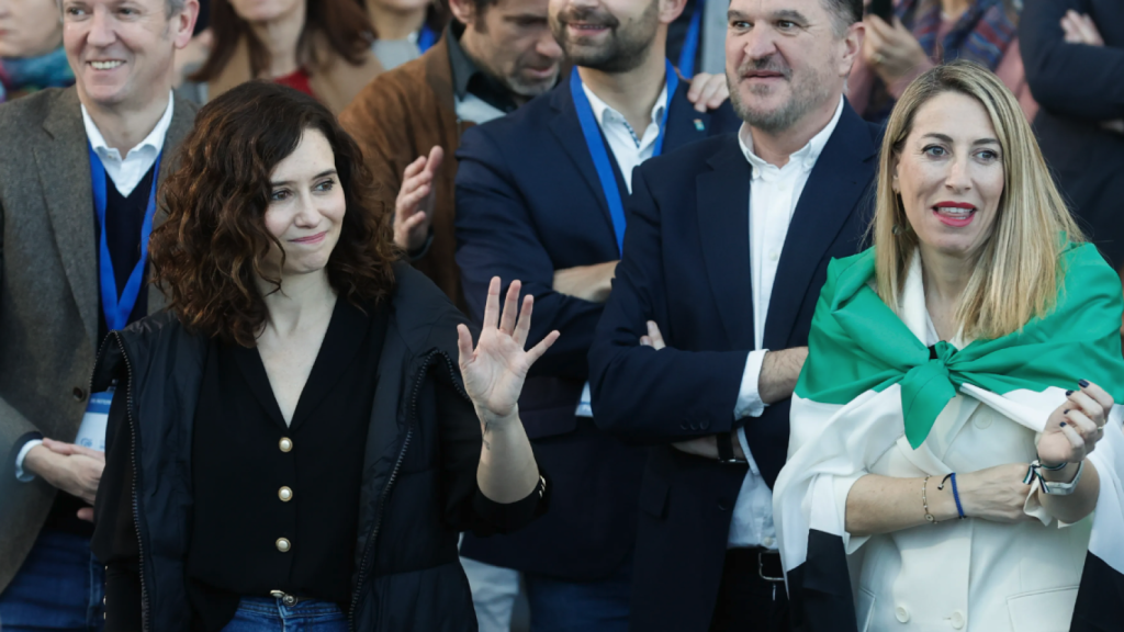 Foto de archivo de la presidenta de la Comunidad de Madrid, Isabel Díaz Ayuso, y la de la Junta de Extremadura, María Guardiola, en un acto del PP.