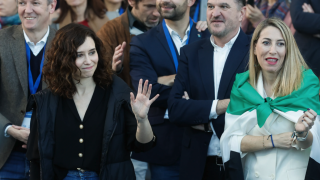 Foto de archivo de la presidenta de la Comunidad de Madrid, Isabel Díaz Ayuso, y la de la Junta de Extremadura, María Guardiola, en un acto del PP.