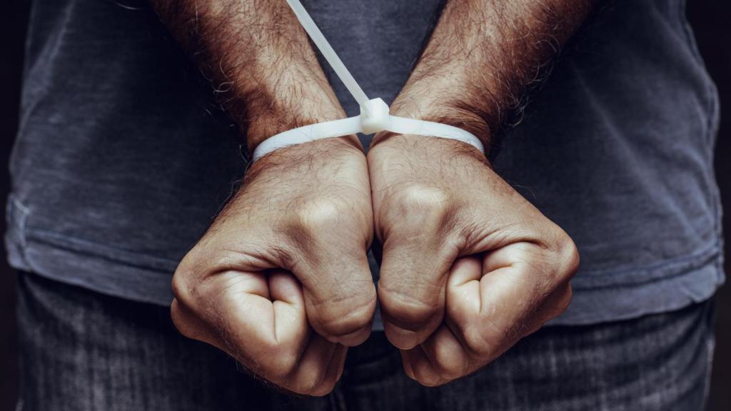 Un hombre atado de manos con unas bridas, en una imagen de archivo sin relación con los hechos narrados en esta noticia.