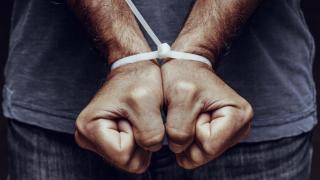 Un hombre atado de manos con unas bridas, en una imagen de archivo sin relación con los hechos narrados en esta noticia.