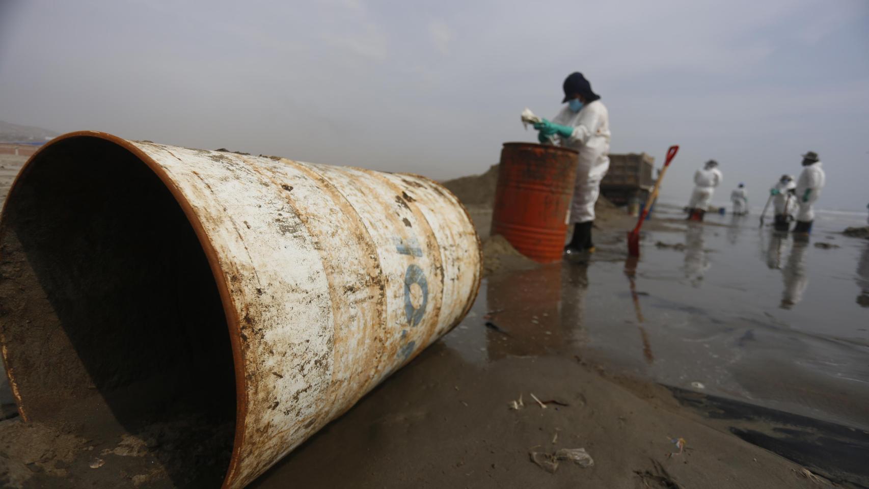 Unidades trabajando en 2022 para limpiar la playa de Cavero después del derrame durante la descarga de un petrolero en la refinería La Pampilla.