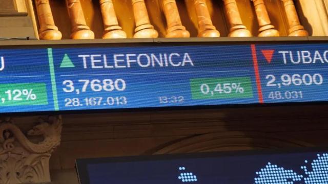 Un panel de cotización del Palacio de la Bolsa de Madrid muestra la cotización de Telefónica.