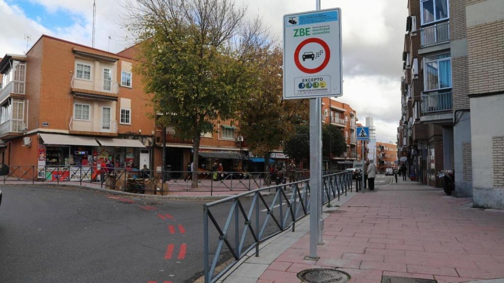 Señal vertical de una Zona de Bajas Emisiones.