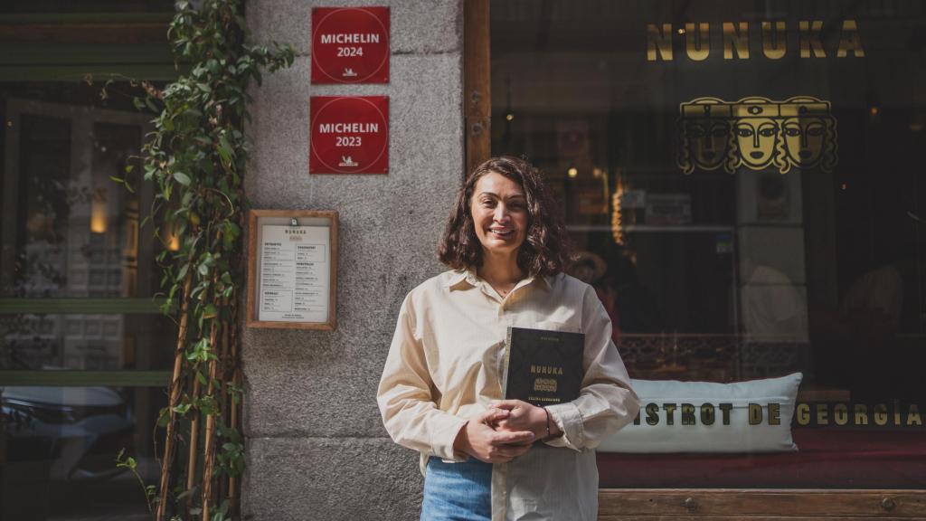 La georgiana Nino Kiltava con su nuevo libro en la puerta de su restaurante Nunuka.