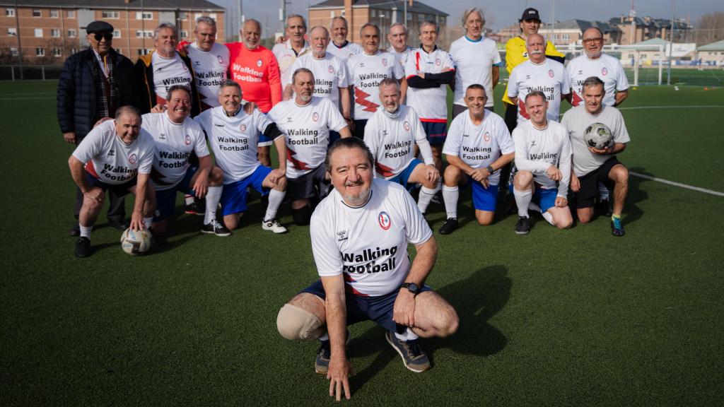 El capitán y presidente Javier Díez junto a su equipo de walking football del Rayo Majadahonda.