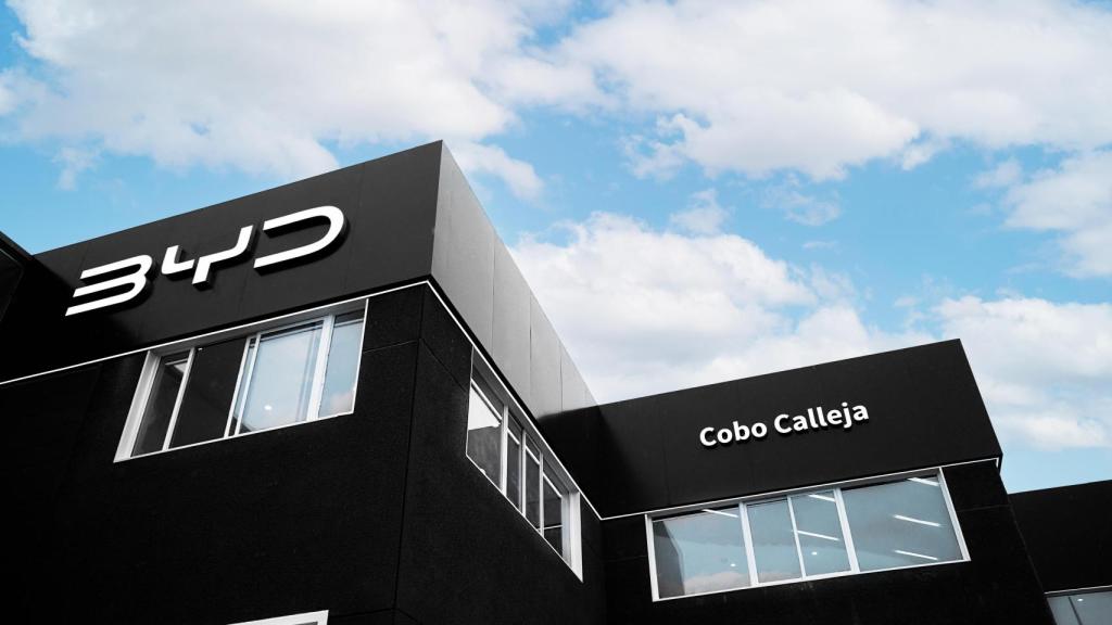 Fachada del nuevo concesionario BYD en Cobo Calleja, Fuenlabrada.
