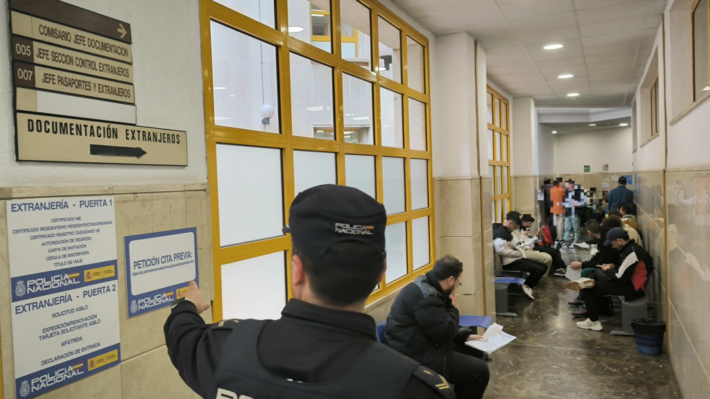 Personas esperando en una comisaría para ser atendidas.