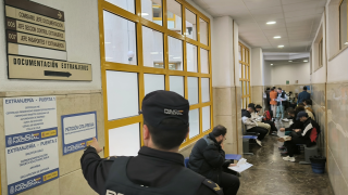 Personas esperando en una comisaría para ser atendidas.