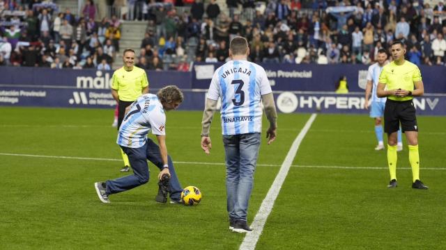 Salva Reina e Ibon Navarro hacen el saque de honor en La Rosaleda