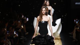 Entre 'streetwear' y Alta Costura: Isabel Sanchis y Paula Maiques revolucionan los códigos en la MBFWM