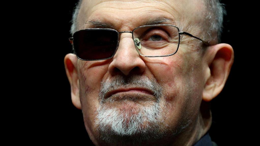 El escritor Salman Rushdie en un photocall en Berlín.