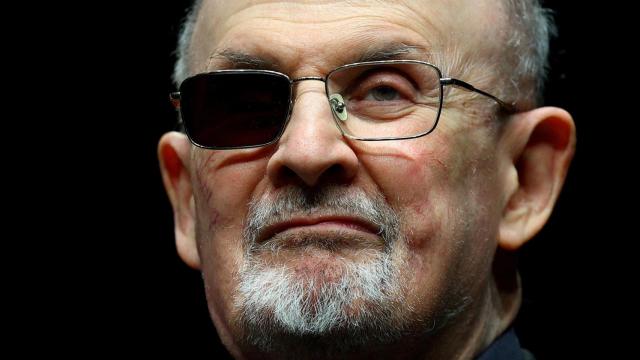 El escritor Salman Rushdie en un photocall en Berlín.