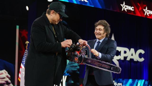 El presidente de Argentina, Javier Milei (d), regala una motosierra al magnate norteamericano Elon Musk en Washington.
