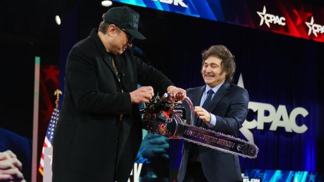 El presidente de Argentina, Javier Milei (d), regala una motosierra al magnate norteamericano Elon Musk, este jueves en Washington.