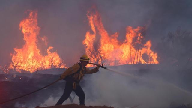 Un bombero se enfrenta a las llamas en el Lago Castaic de California.