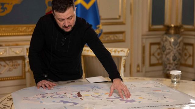 Volodímir Zelenski, ante un mapa de recursos y objetos estratégicos de Ucrania.