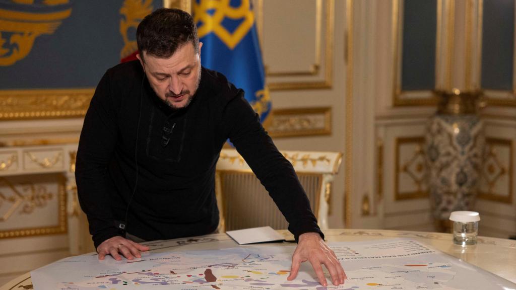 Volodímir Zelenski, ante un mapa de recursos y objetos estratégicos de Ucrania.