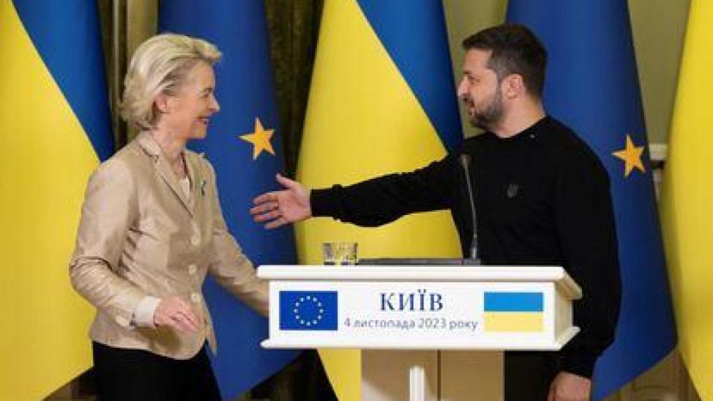La presidenta de la Comisión Europea, Ursula von der Leyen, y el presidente de Ucrania, Volodímir Zelenski, en una imagen de archivo.