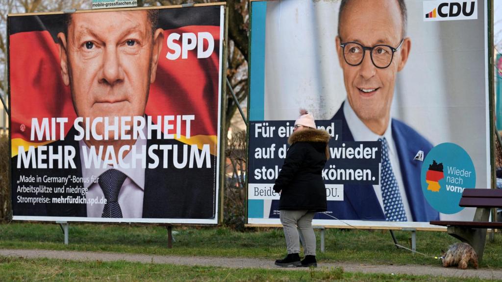 Carteles de campaña electoral en Schenefeld.