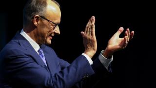 Friedrich Merz, candidato a canciller del partido conservador alemán CDU , aplaude durante su campaña en Berlín, Alemania, el 20 de febrero de 2025.