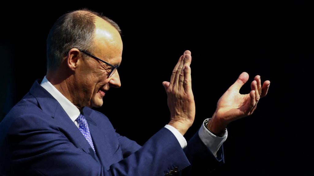 Friedrich Merz, candidato a canciller del partido conservador alemán CDU , aplaude durante su campaña en Berlín, Alemania, el 20 de febrero de 2025.