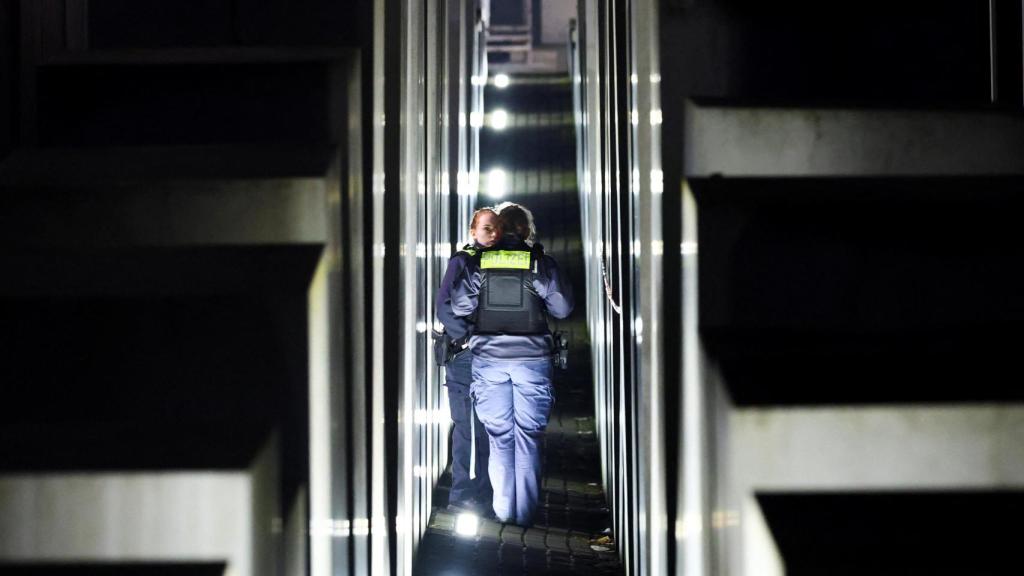 Agentes de policía trabajan en el Memorial del Holocausto después de un presunto ataque con cuchillo, en Berlín.