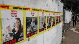 Carteles en Jerusalén de la familia Bibas, secuestrada por Hamás.