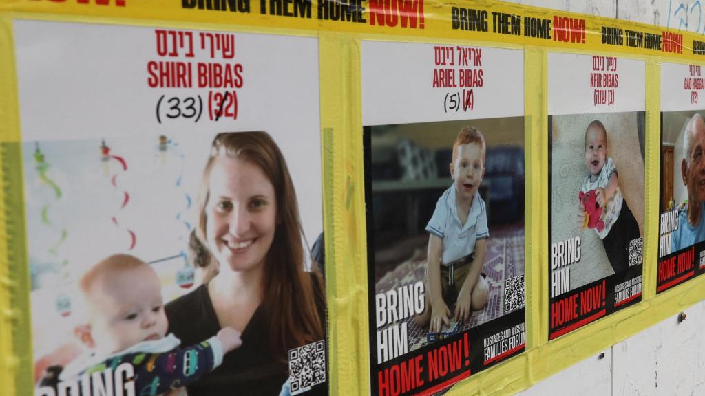 Carteles en Jerusalén de la familia Bibas, secuestrada por Hamás.