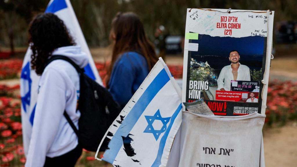 Un cartel con una fotografía de Eliya Cohen, uno de los ciudadanos israelíes secuestrados por Hamás.
