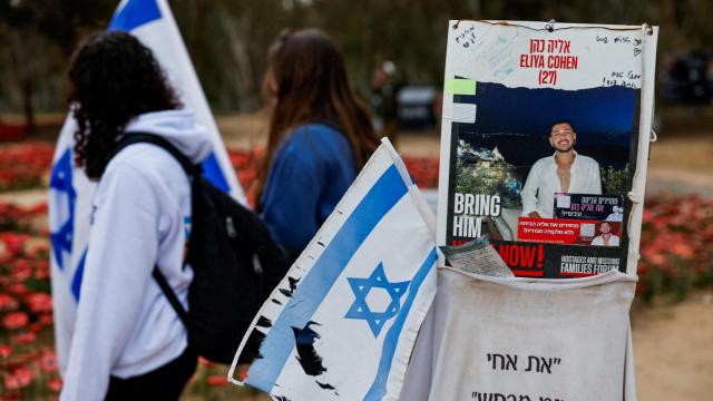Un cartel con una fotografía de Eliya Cohen, uno de los últimos prisioneros israelís que serán liberados por Hamás.