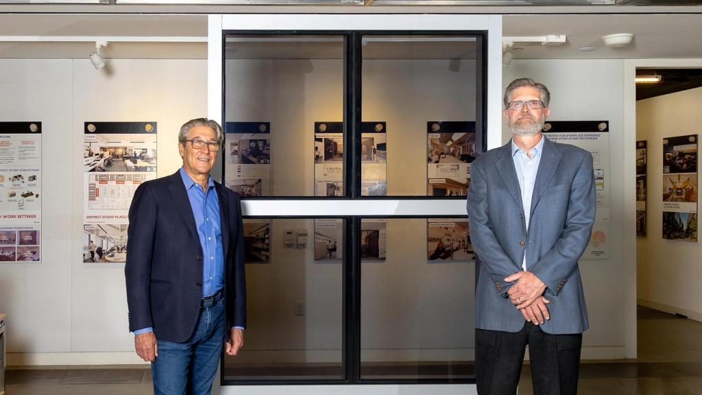 Los responsables de Next Energy Technologies junto a una de sus ventanas OPV