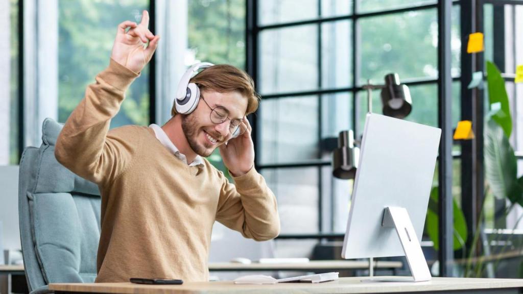 Imagen de archivo de una persona escuchando música.