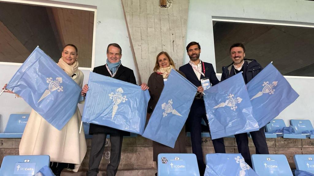 El regidor, Abel Caballero, junto a la presidenta, Marian Mouriño, y otros representantes municipales y del club vigués.