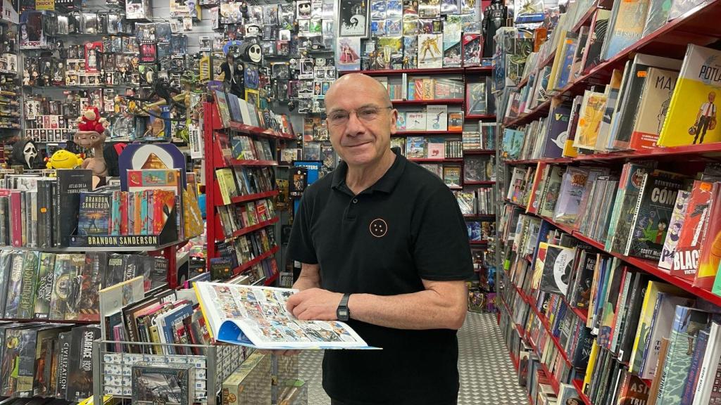 Antonio de Sousa, gerente de Sousa Cómics en Vigo.