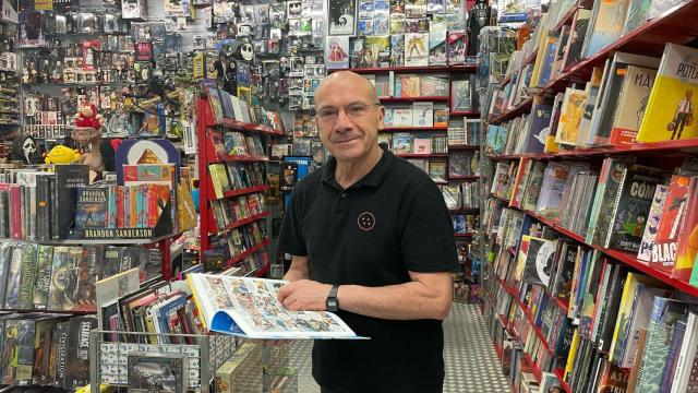 Antonio de Sousa, gerente de Sousa Cómics en Vigo.