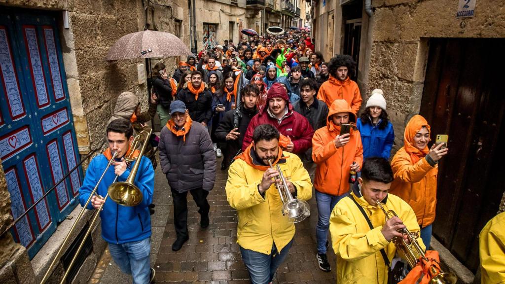 Mucho ambiente por las calles a ritmo de charanga