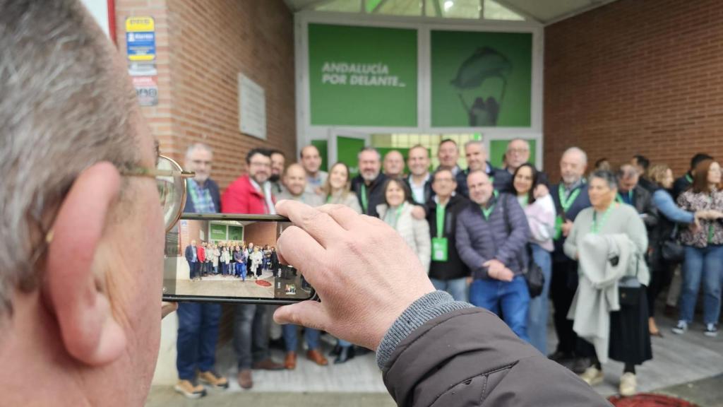 Militantes de Almería se hacen una foto con el exlíder del PSOE andaluz Juan Espadas.