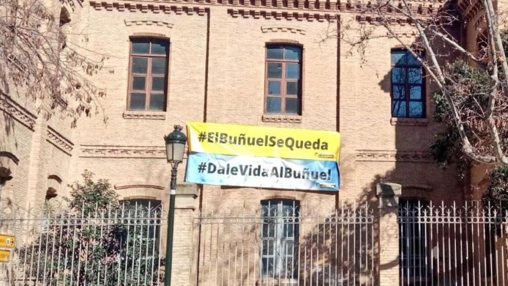 Carteles reivindicativos en la fachada del edificio.