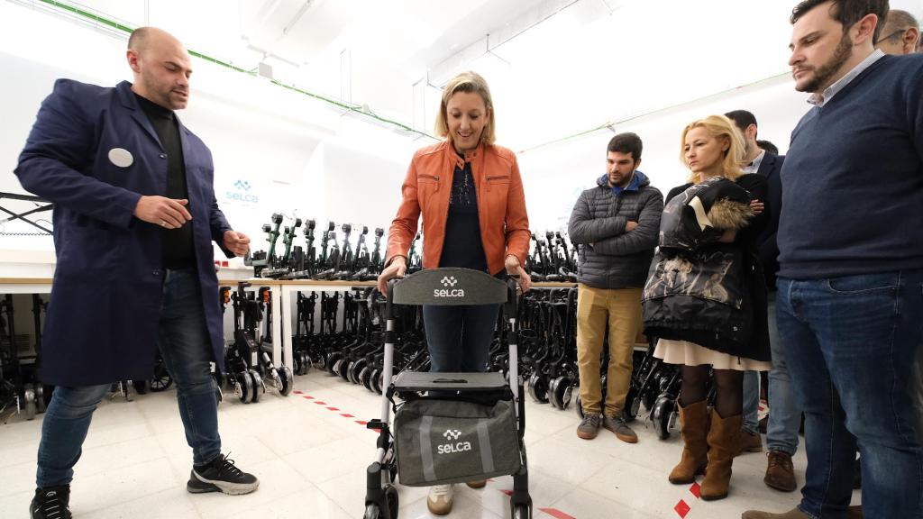 La vicepresidenta de la Junta probando una de las innovaciones presentadas en Fitecu