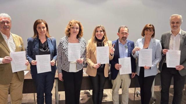 Algunos de los cargos de Vox que se han rebelado contra la dirección, entre los que se encuentran los procuradores Javier Teira y Ana Rosa Hernando, este sábado en Madrid