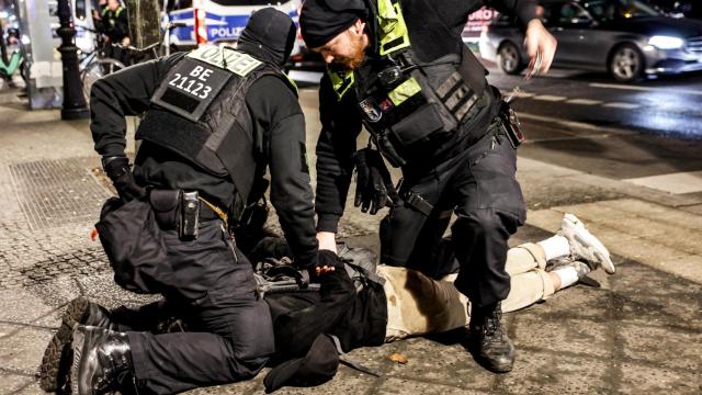 Agentes de policía arrestan a un hombre después de que éste apuñalara a un turista español cerca del Memorial del Holocausto en Berlín.