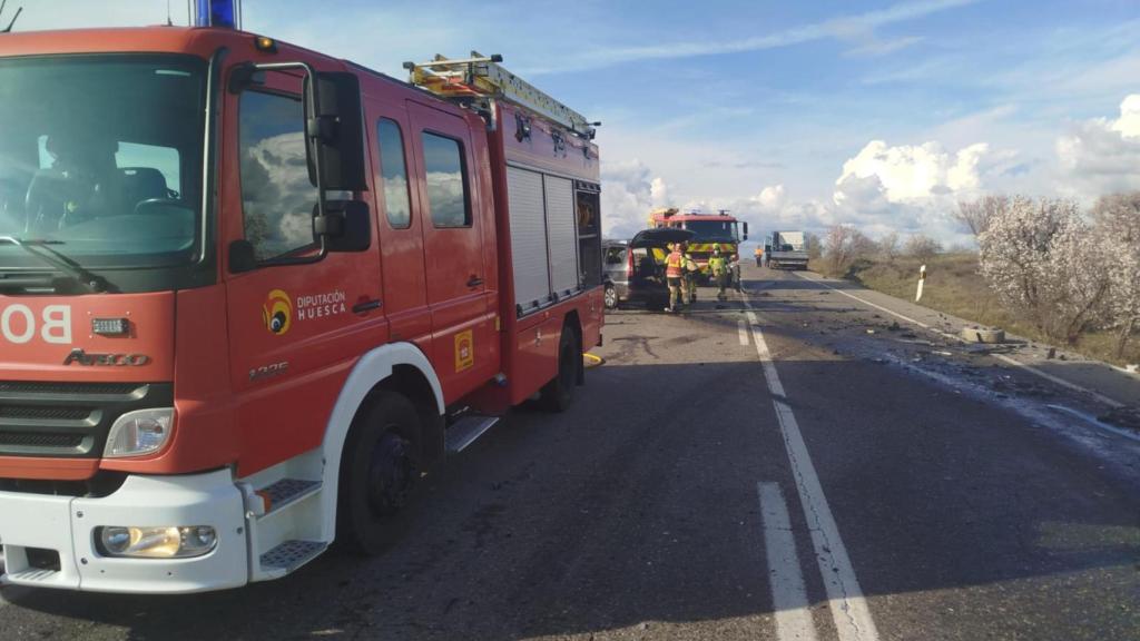 Los bomberos de la DPH trabajando en el accidente de tráfico en Castejón del Puente