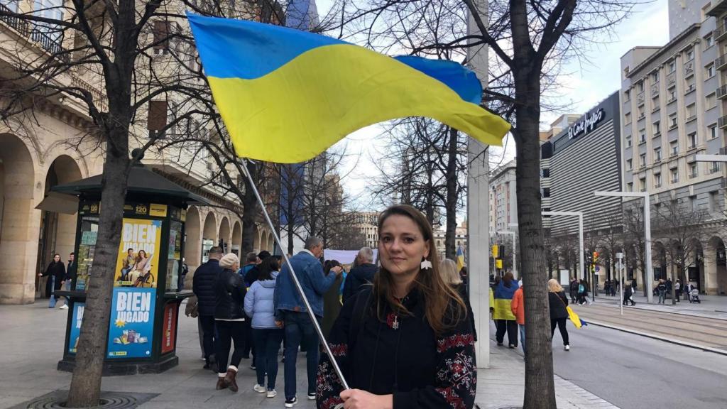 Anna, ucraniana en Zaragoza, se manifiesta por la paz