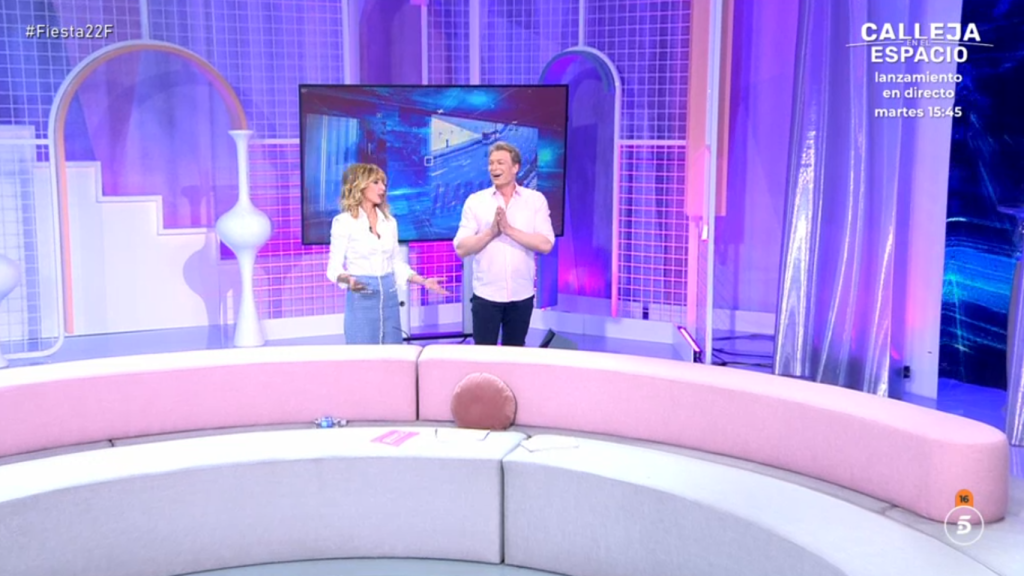 Emma García termina de colocar una mesa que se ha caído en 'Fiesta'.