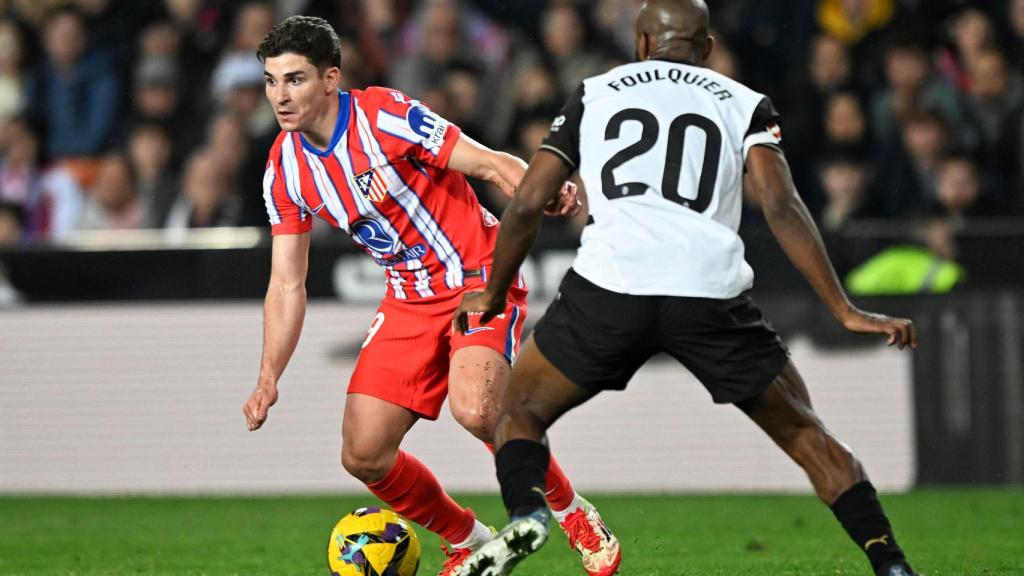 Julián Álvarez, con el balón ante Foulquier.