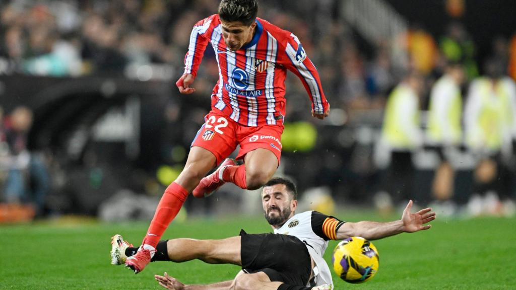 Giuliano Simeone se lleva el balón.