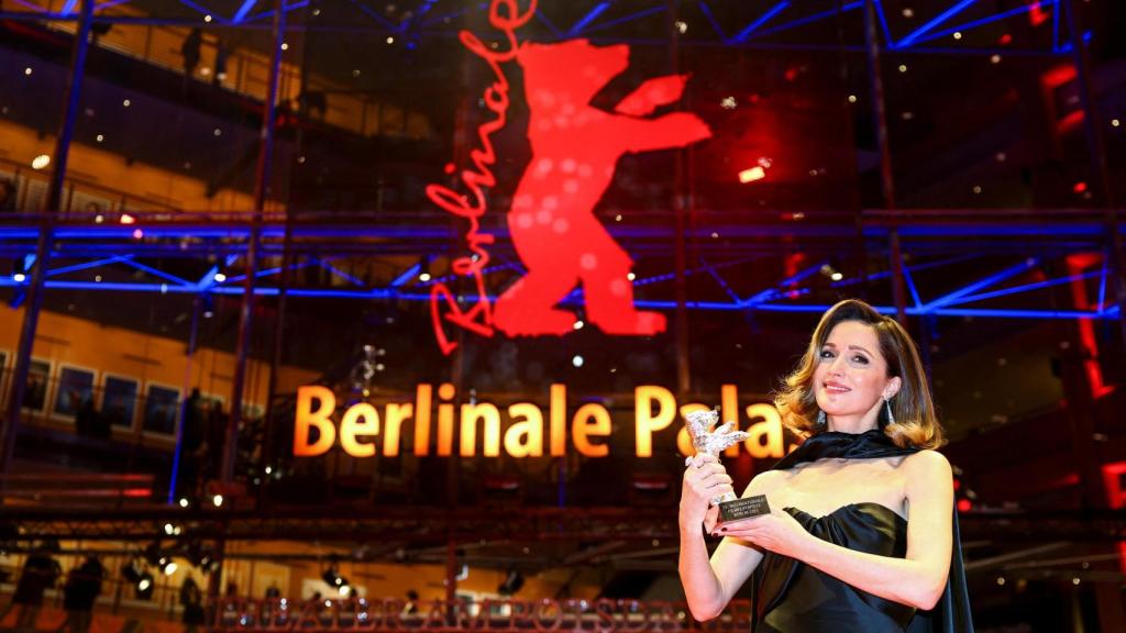 Rose Byrne posa con el Oso de Plata a la Mejor Actuación Protagónica por If I Had Legs I'd Kick You en el 75º Festival Internacional de Cine de la Berlinale en Berlín.