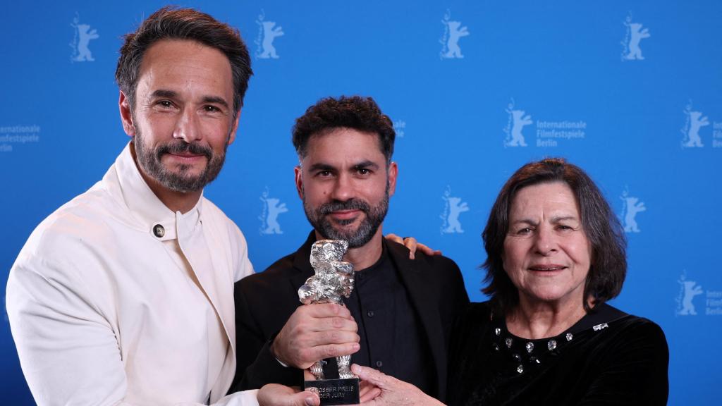 El director brasileño Gabriel Mascaro sostiene el Oso de Plata, el Gran Premio del Jurado, flanqueado por los actores brasileños Denise Weinberg y Rodrigo Santoro durante la sesión fotográfica de los ganadores del 75º Festival Internacional de Cine de Berlín.