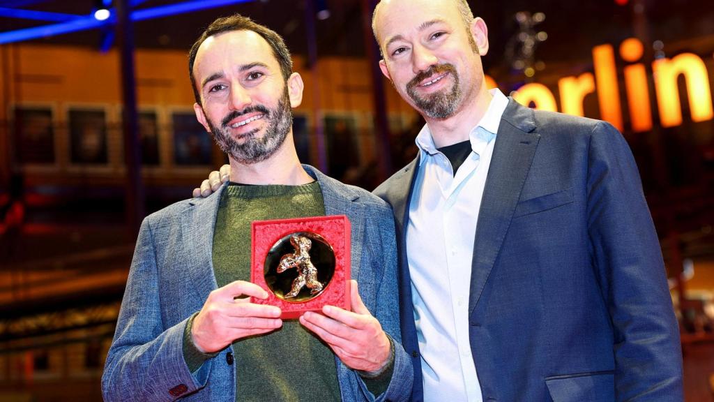 Brandon Kramer y Lance Kramer posan con el premio Berlinale Documentary Award por Holding Liat en el 75º Festival Internacional de Cine de Berlín.
