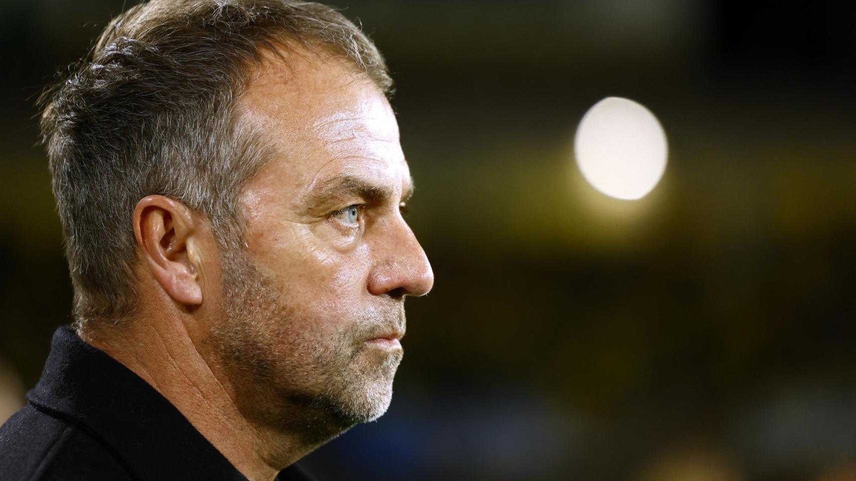 Hansi Flick, en el banquillo.